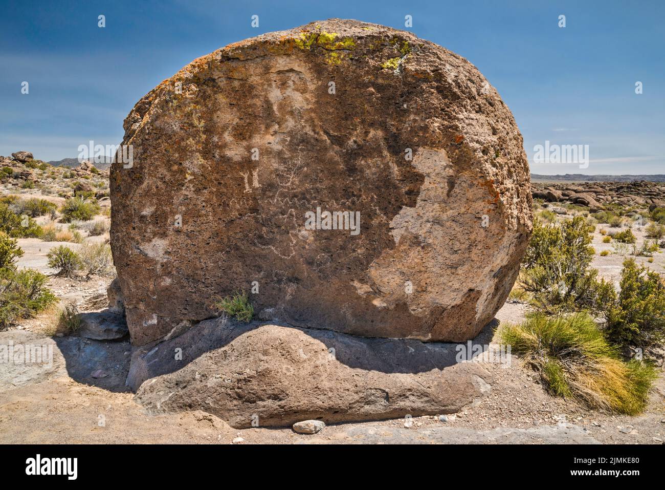 Petroglifi a tufo roccia masso, Crystal Wash, Pahranagat Valley, vicino Ash Springs, Nevada, USA Foto Stock