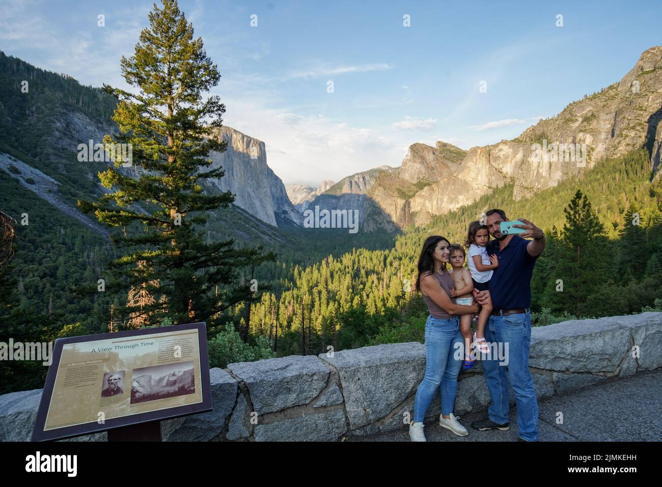 California, Stati Uniti. 3rd ago 2022. I turisti visitano il Parco Nazionale di Yosemite e scattano foto con le famiglie. Yosemite National Park, un famoso paesaggio in California, Stati Uniti. Yosemite è famosa per i suoi giganti, la vista del tunnel e gli alberi di sequoia. Molti turisti vengono a Yosemite e godono di una vista incredibile dalla natura. Di solito, i turisti si recano in auto a Yosemite e guidano all'interno del parco. (Credit Image: © Michael ho Wai Lee/SOPA Images via ZUMA Press Wire) Foto Stock