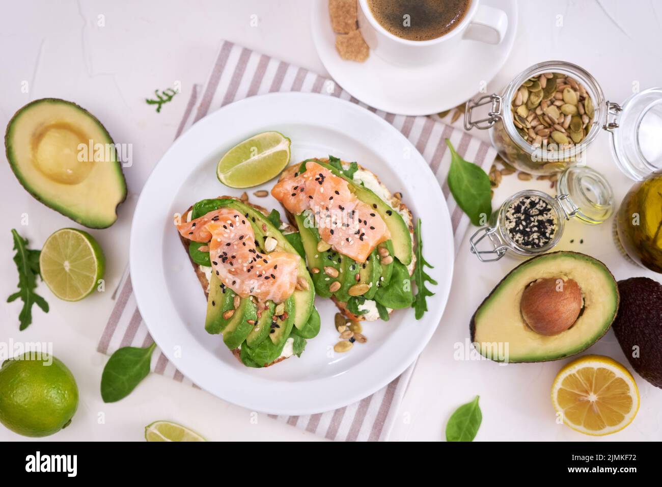 Avocado appena fatto, salmone e formaggio cremoso toast su un piatto di ceramica bianca Foto Stock