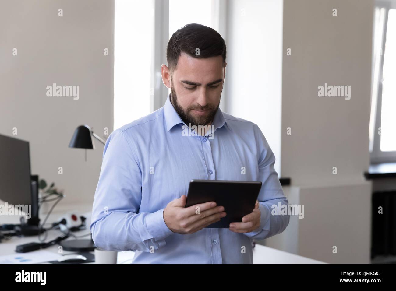 Dipendente di ufficio che lavora su tablet digitali sul luogo di lavoro Foto Stock
