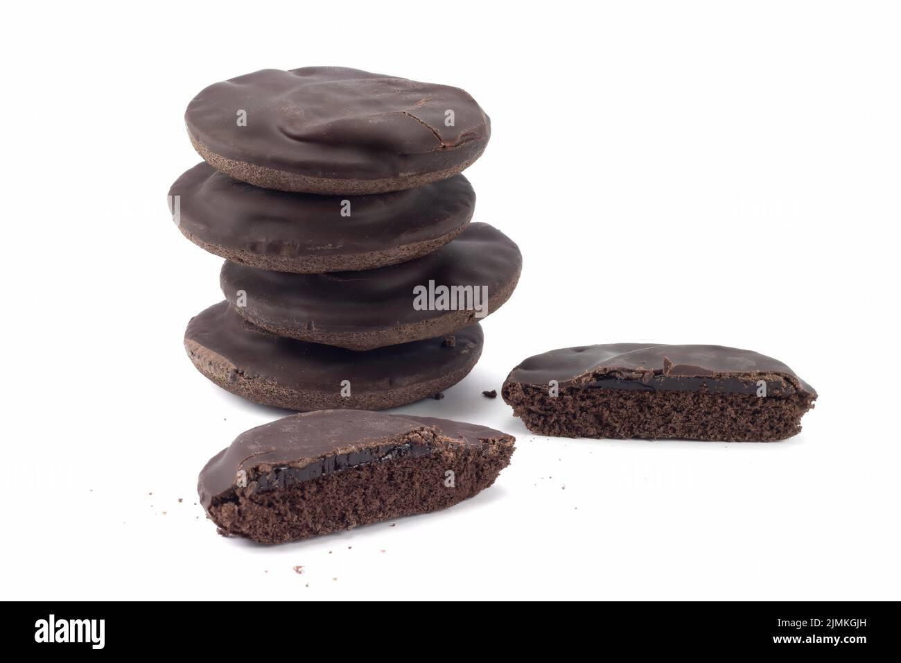 Biscotti al cioccolato con gelatina isolata su sfondo luminoso. Briciole di torte. Vista ravvicinata. Foto Stock