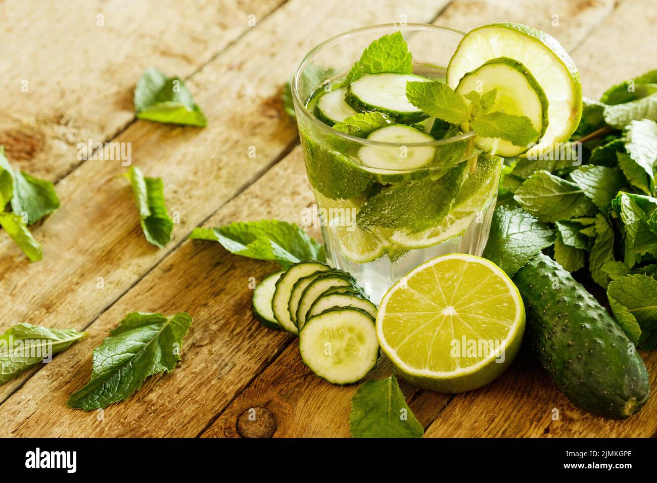 Bevanda rinfrescante con cetriolo, lime e menta Foto Stock