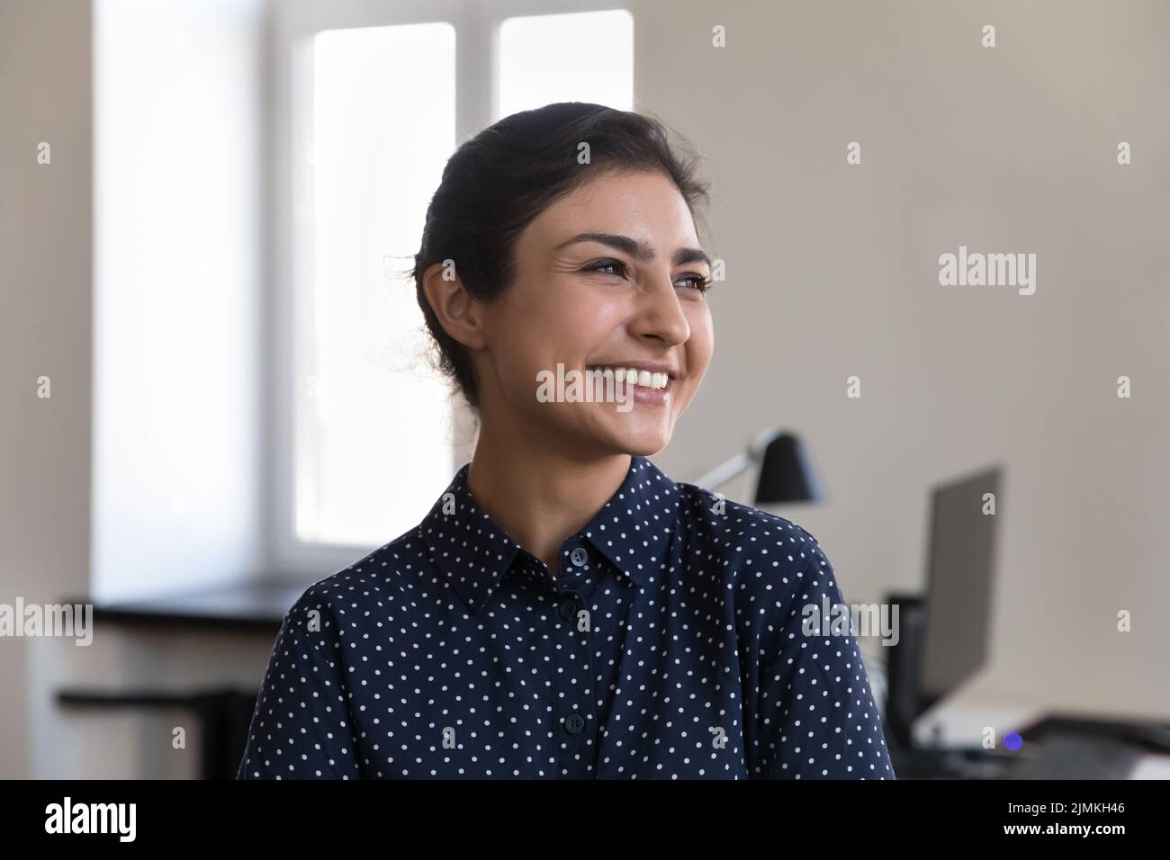 Felice giovane dipendente indiano di ufficio femminile, testa ritratto girato Foto Stock