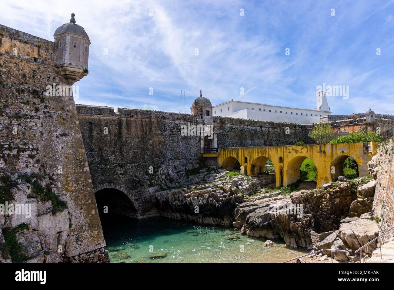 Vista all'interno delle mura della storica fortezza di Peniche Foto Stock
