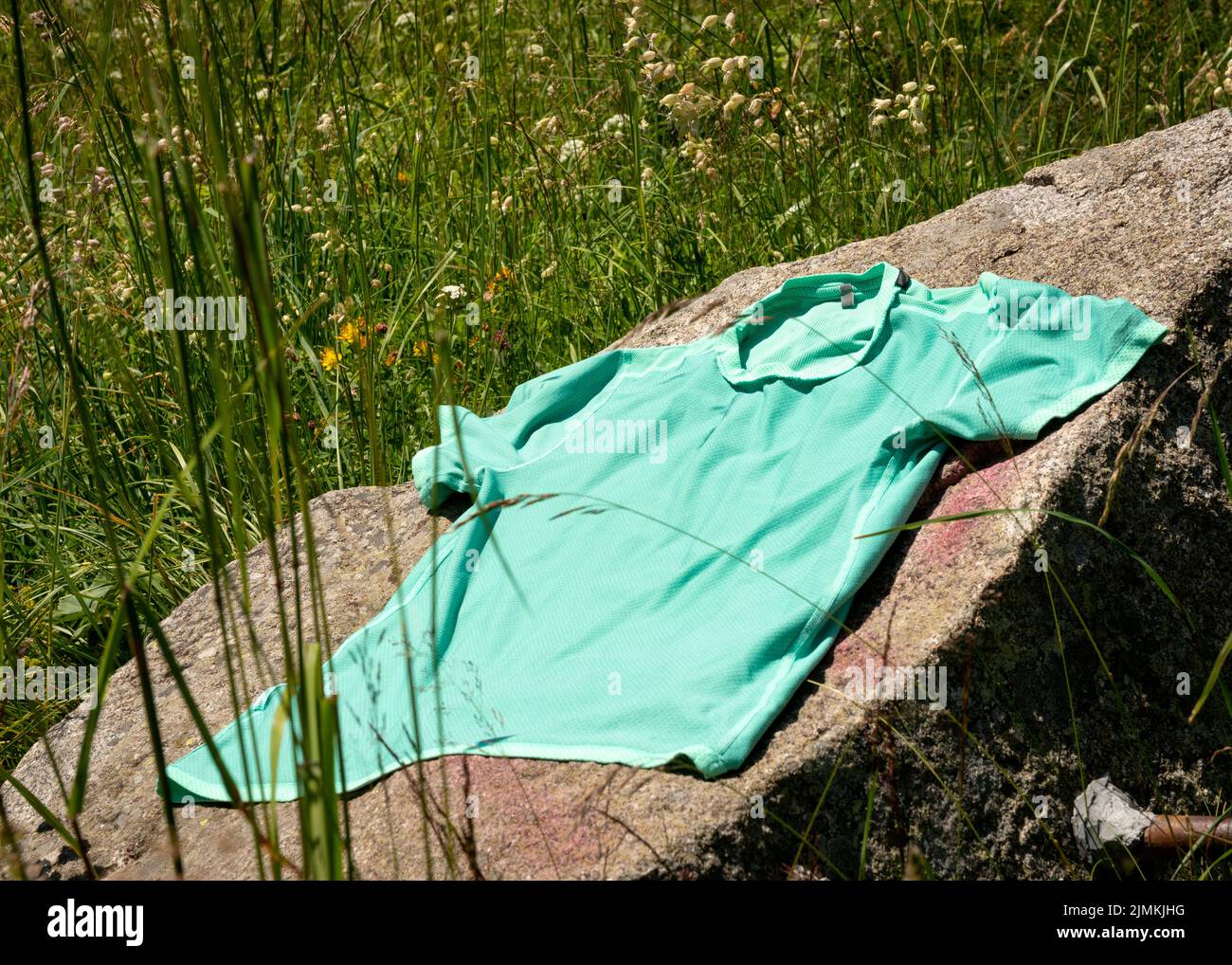 Naturalismo ed escursionismo concetto. Maglietta che si asciuga sul masso sul sentiero escursionistico nel Parco Nazionale Vitosha, Sofia, Bulgaria Foto Stock