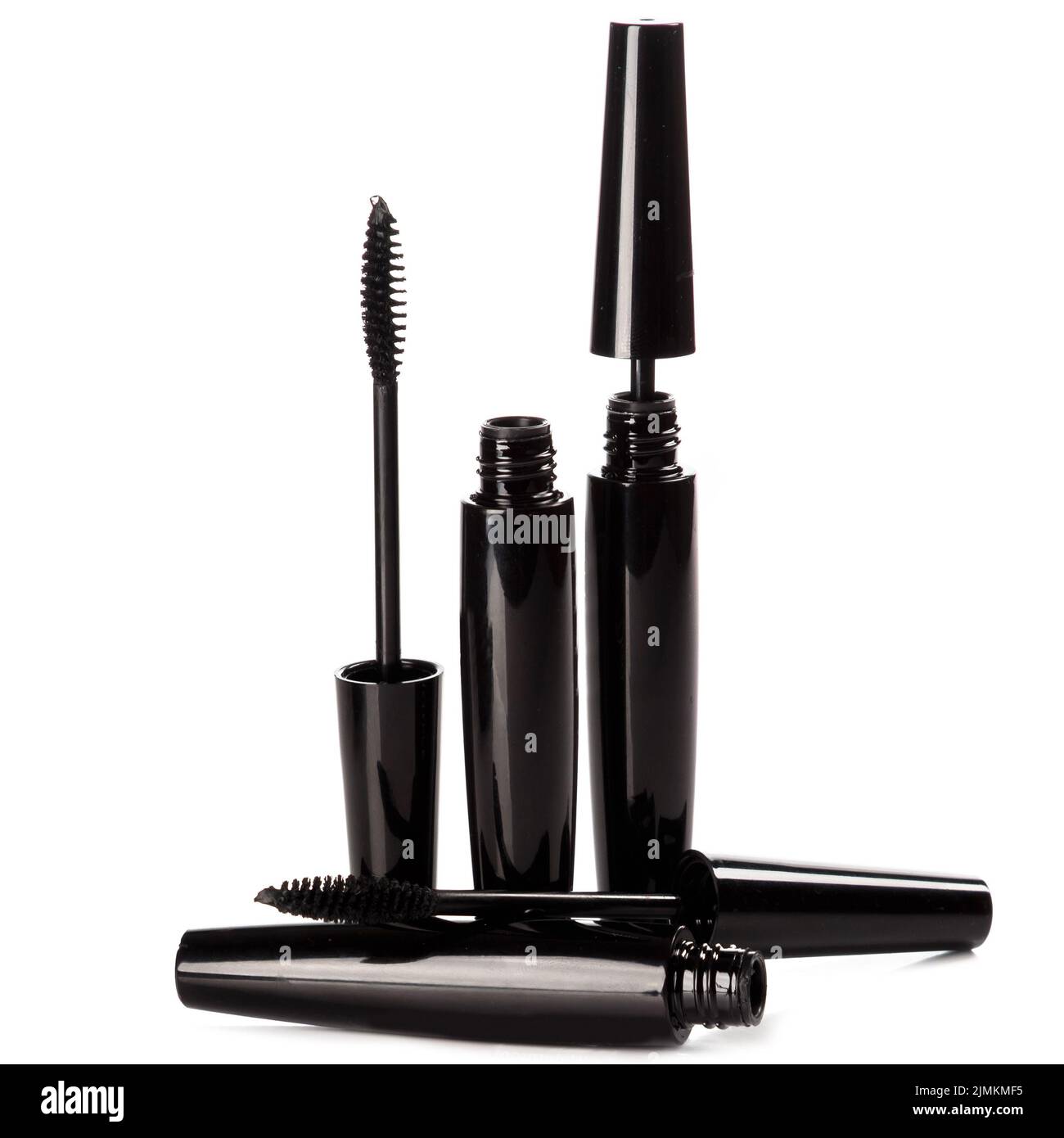 Spazzole e contenitori in mascara nero su sfondo bianco Foto Stock