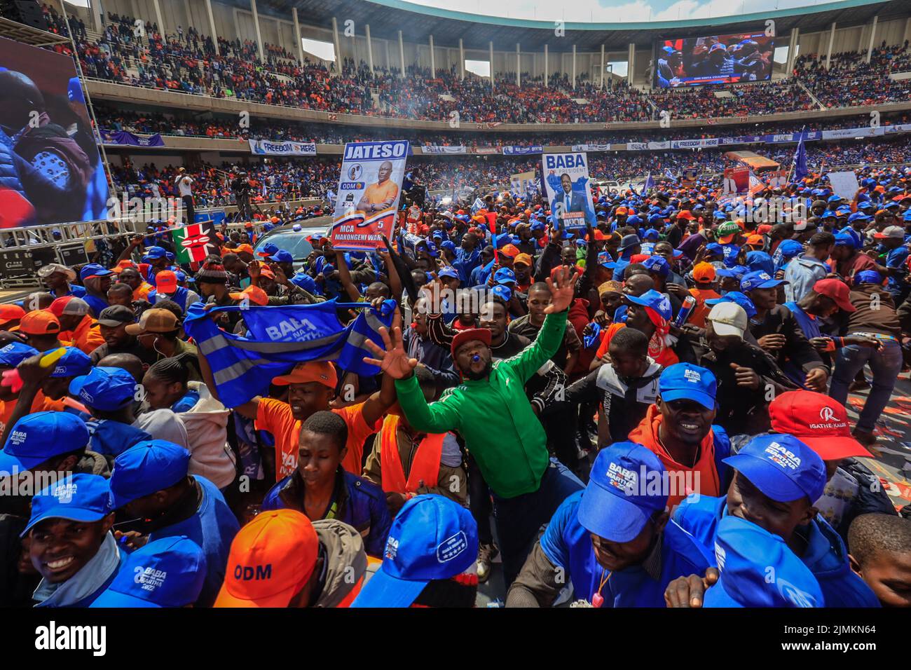 Nairobi, Kenya. 6th ago 2022. I sostenitori di Azimio la Umoja Kenya Kwanza si riuniscono durante il raduno finale delle coalizioni al Kasarani Stadium di Nairobi, Kenya. L'Azimio la Umoja One Kenya Final Rally al Moi International Stadium-Kasarani. (Credit Image: © Donwilson Odhiambo/ZUMA Press Wire) Foto Stock