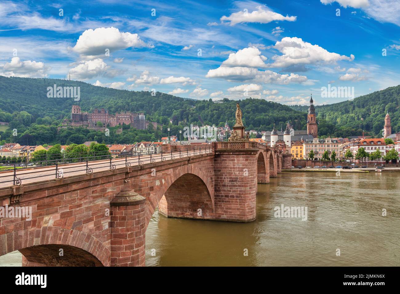 Heidelberg Germania, skyline della città al Palazzo Heidelberg e fiume Neckar con ponte vecchio Foto Stock