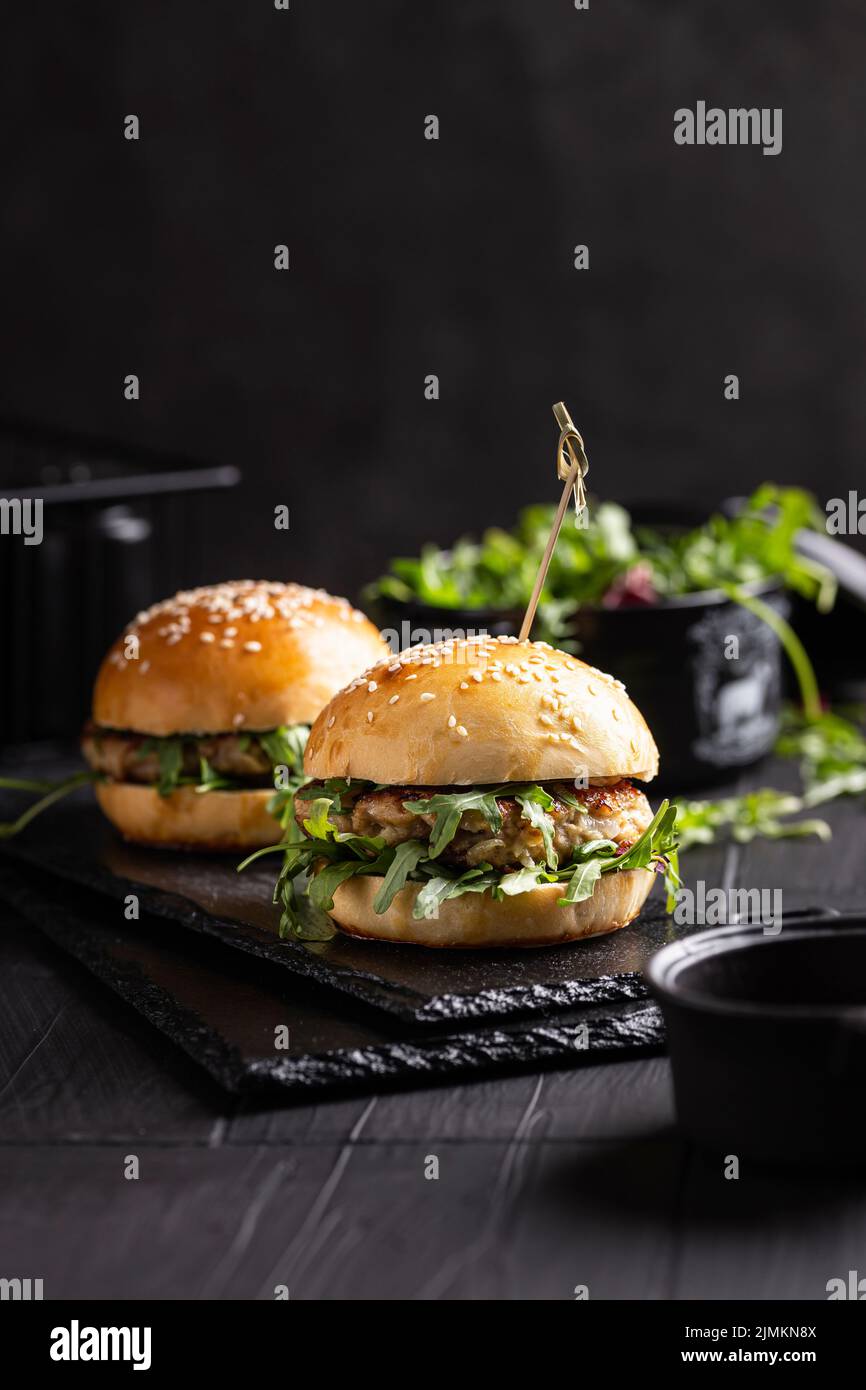 Cena con hamburger di pollo Foto Stock