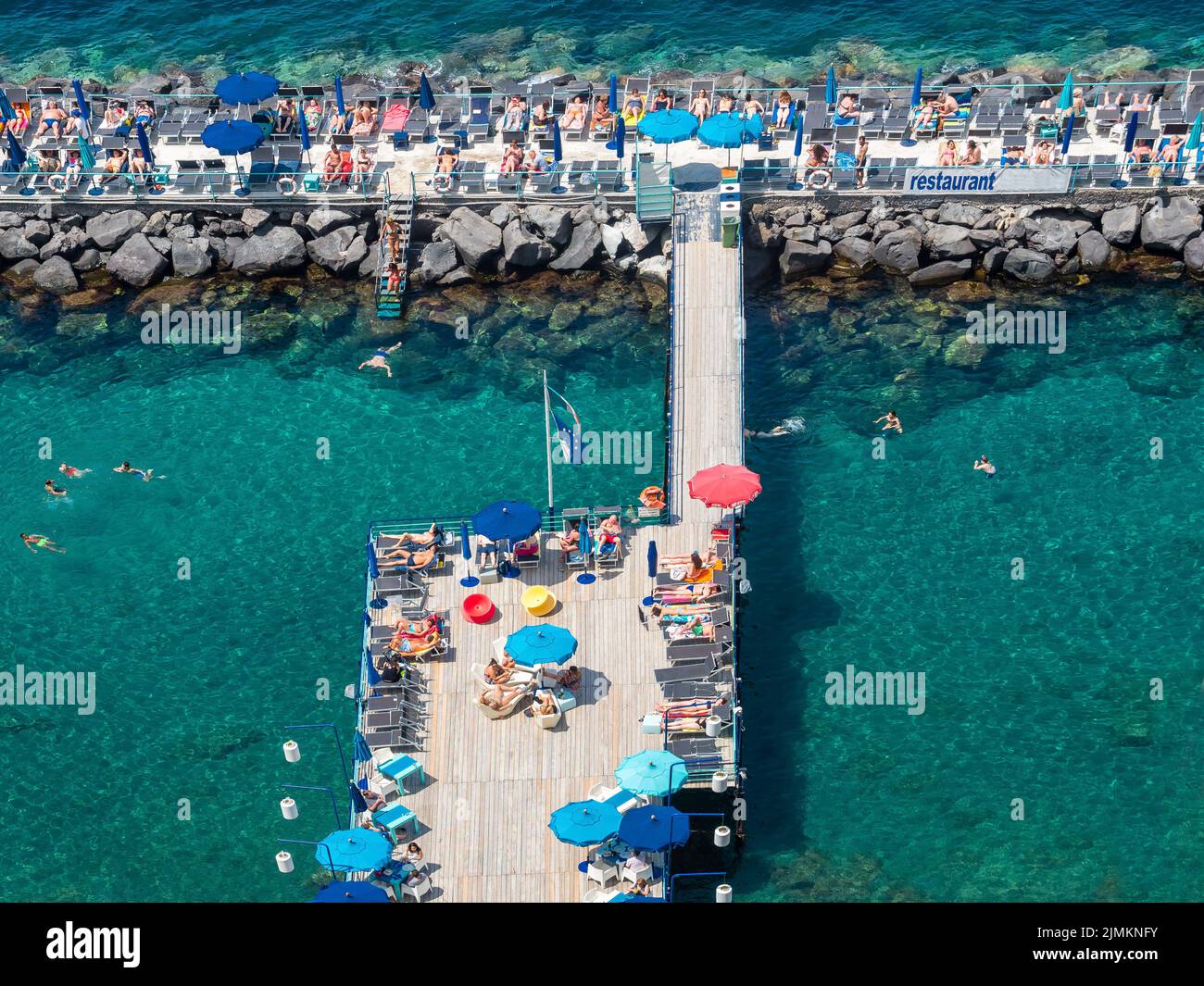Strandkörbe aus der Vogelperspektive, Strandbad, Bleu Village, , Sorrent, Halbinsel von Sorrent, Amalfiküste, Italien Foto Stock