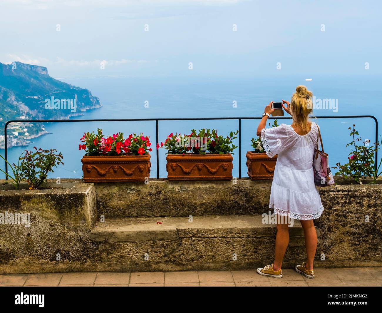 Una donna guarda la costa e il mare vicino a Ravello Foto Stock