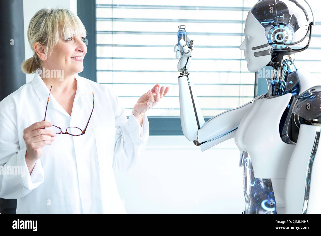 Scienziato e robot umanoide lavorano insieme Foto Stock