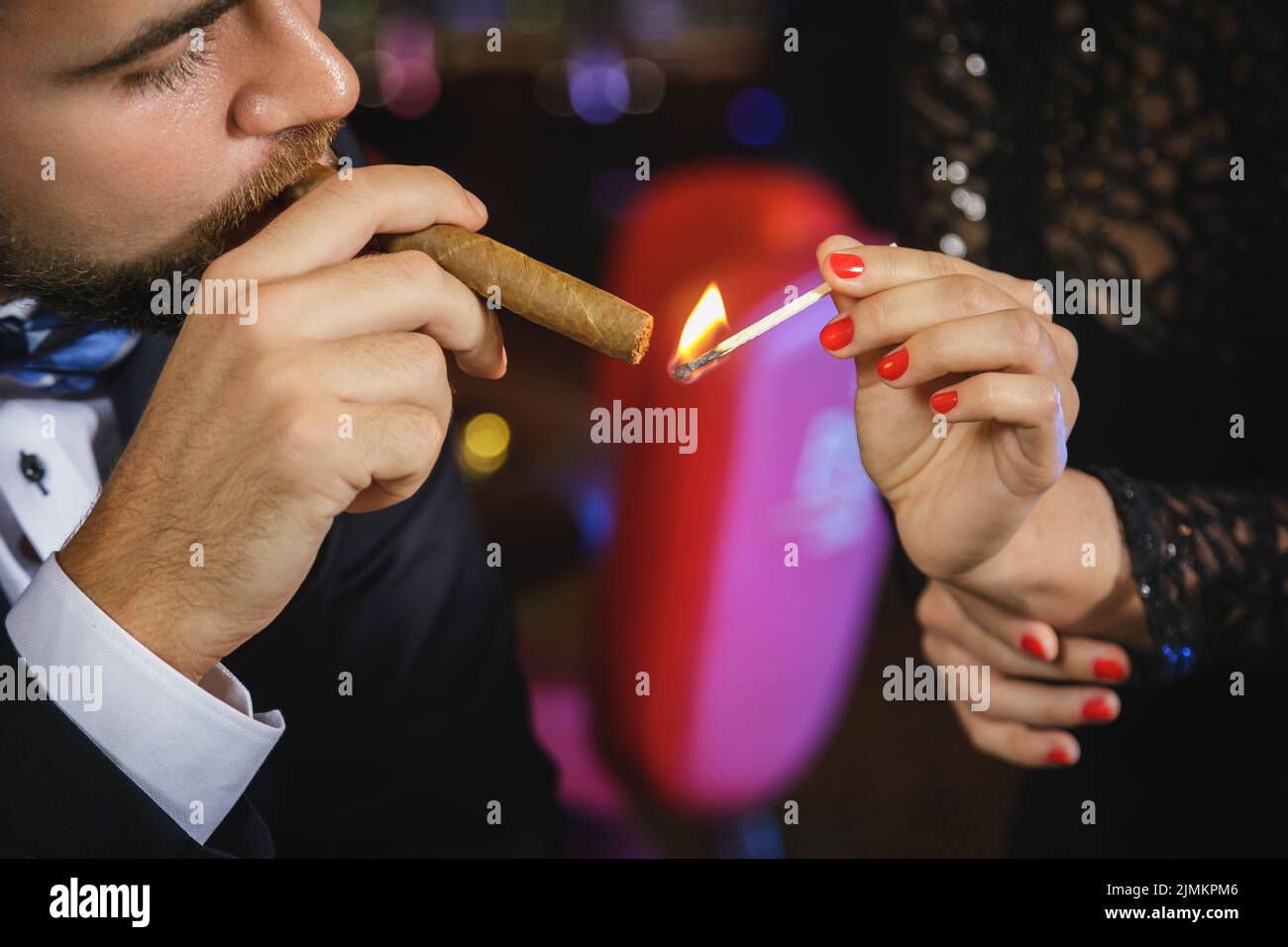 Ritratto di bel giovane con un sigaro Foto Stock