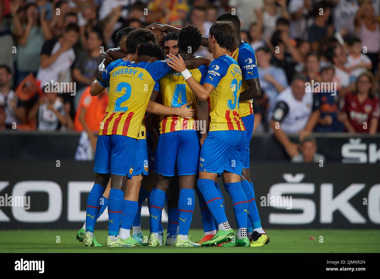 Valencia, Spagna. 6th ago 2022. I giocatori di Valencia festeggiano per gol durante la partita del Trofeo arancione tra Valencia CF di Spagna e Atalanta d'Italia a Valencia, Spagna, il 6 agosto 2022. Credit: Pablo Morano/Xinhua/Alamy Live News Foto Stock