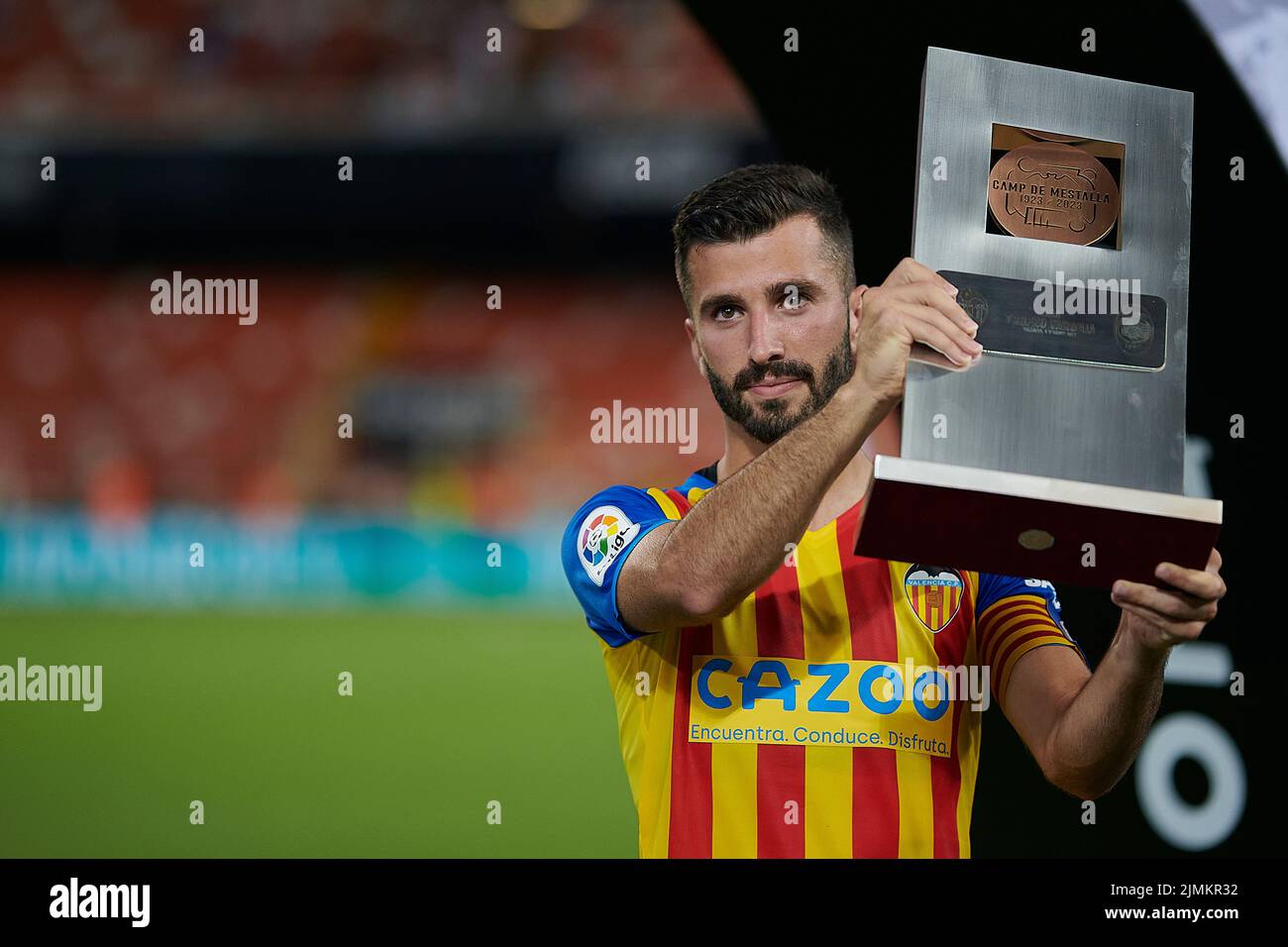 Valencia, Spagna. 6th ago 2022. Jose Luis Gaya di Valencia detiene il trofeo dopo la partita Orange Trophy tra Valencia CF di Spagna e Atalanta d'Italia a Valencia, Spagna, il 6 agosto 2022. Credit: Pablo Morano/Xinhua/Alamy Live News Foto Stock