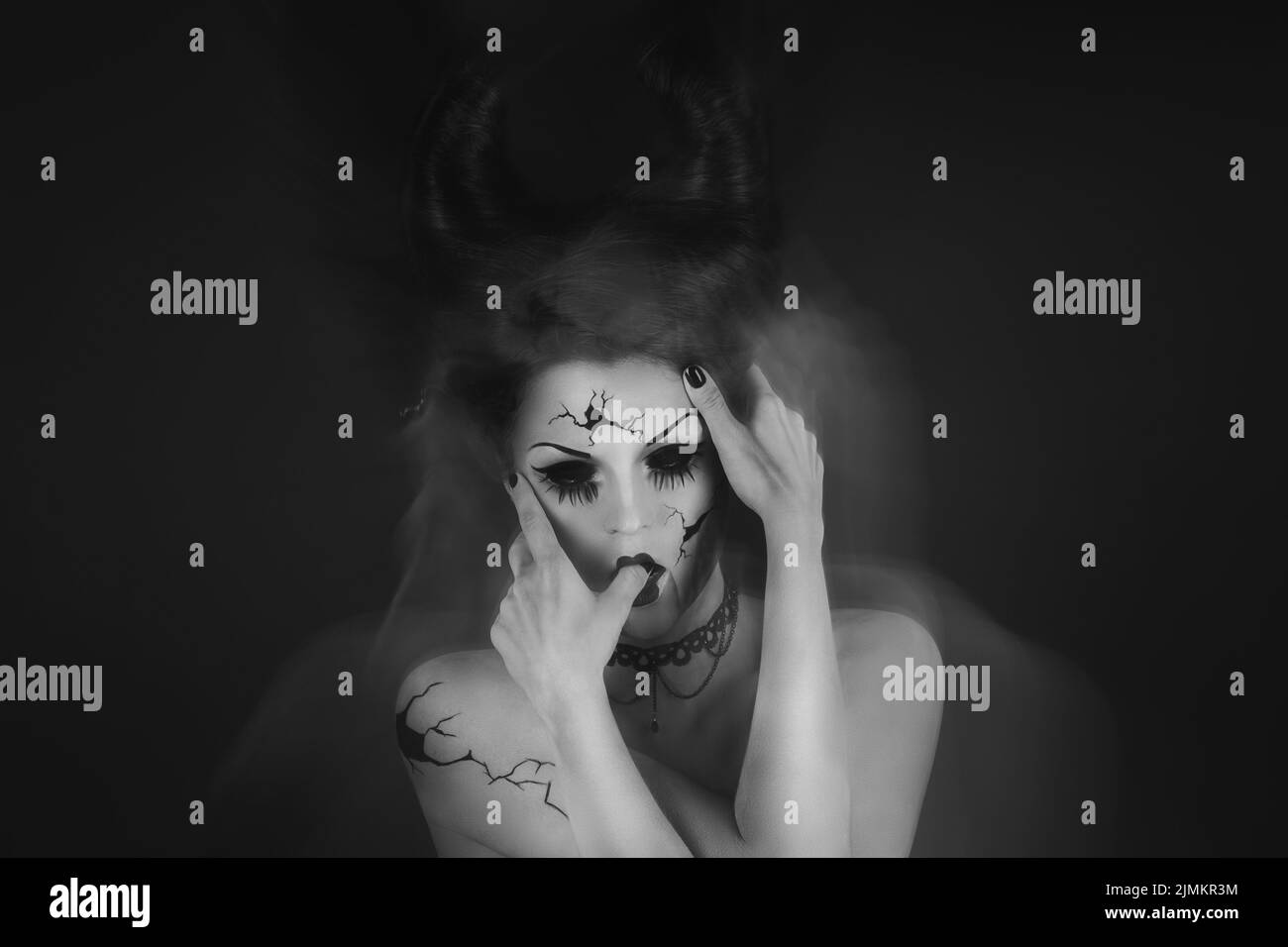 Bambola in porcellana spoky con corna sulla testa. Foto Stock