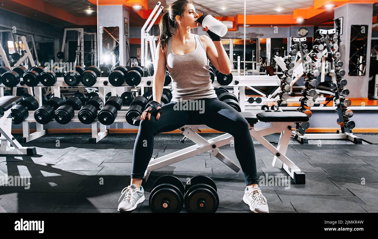 fitness bodybuilding atleta break allenarsi fuori set Foto Stock