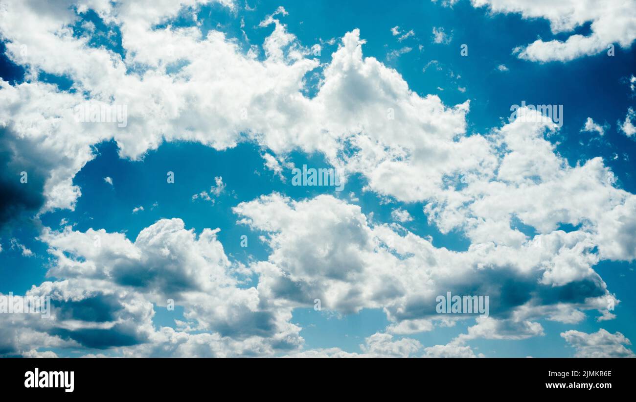 cielo blu sfondo bianco nuvole giorno di sole Foto Stock