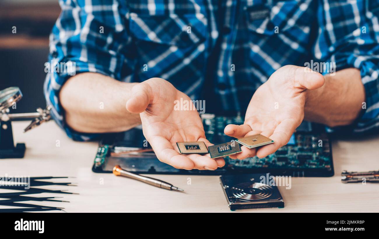 computer science disassemblata cpu ingegnere laptop Foto Stock