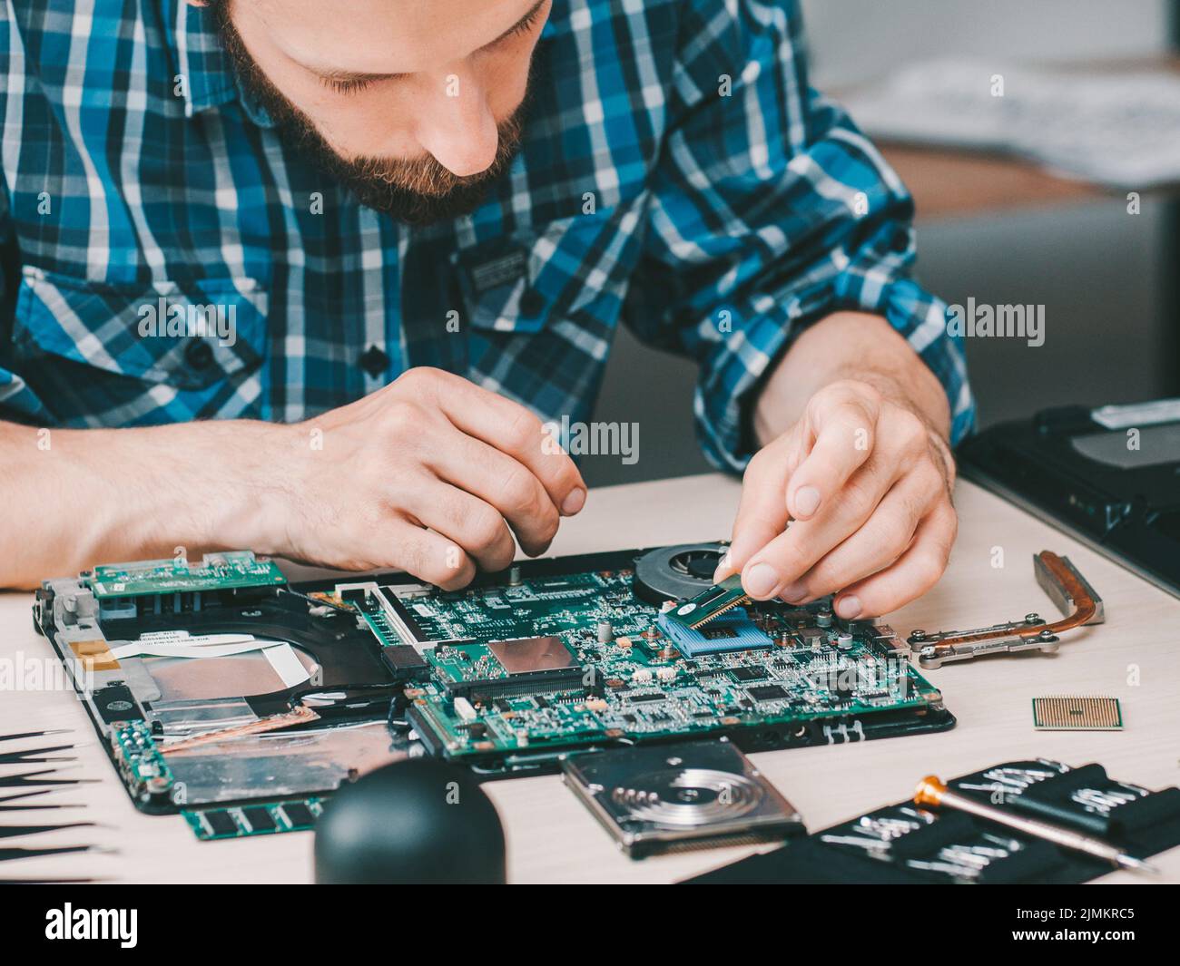 negozio di riparazione elettronica disassemblato laptop Foto Stock