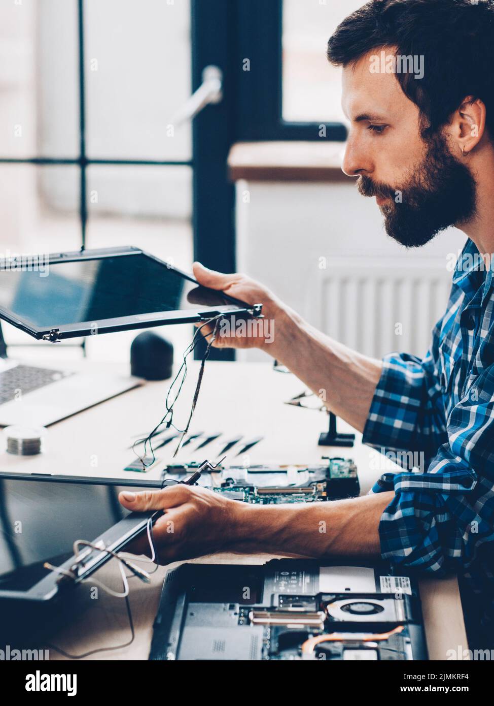 sostituzione dello schermo del computer portatile del negozio di riparazione elettronica Foto Stock