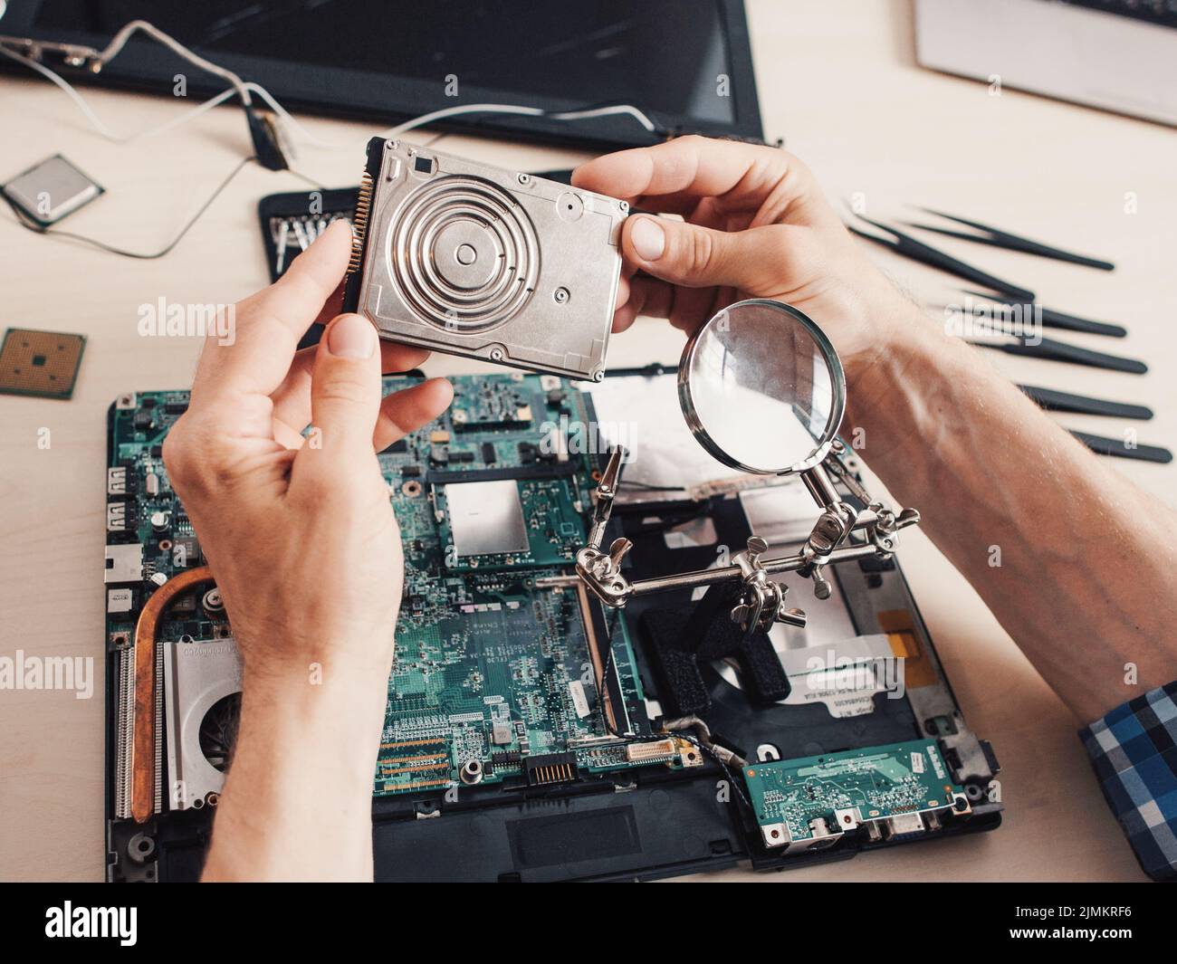 lente di ingrandimento dell'unità disco rigido per la diagnostica del computer Foto Stock