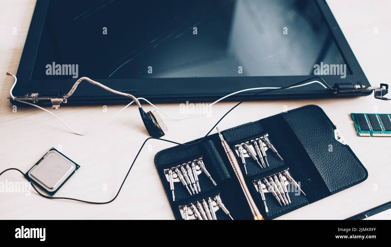 negozio di riparazione elettronica rotto laptop screen tools Foto Stock