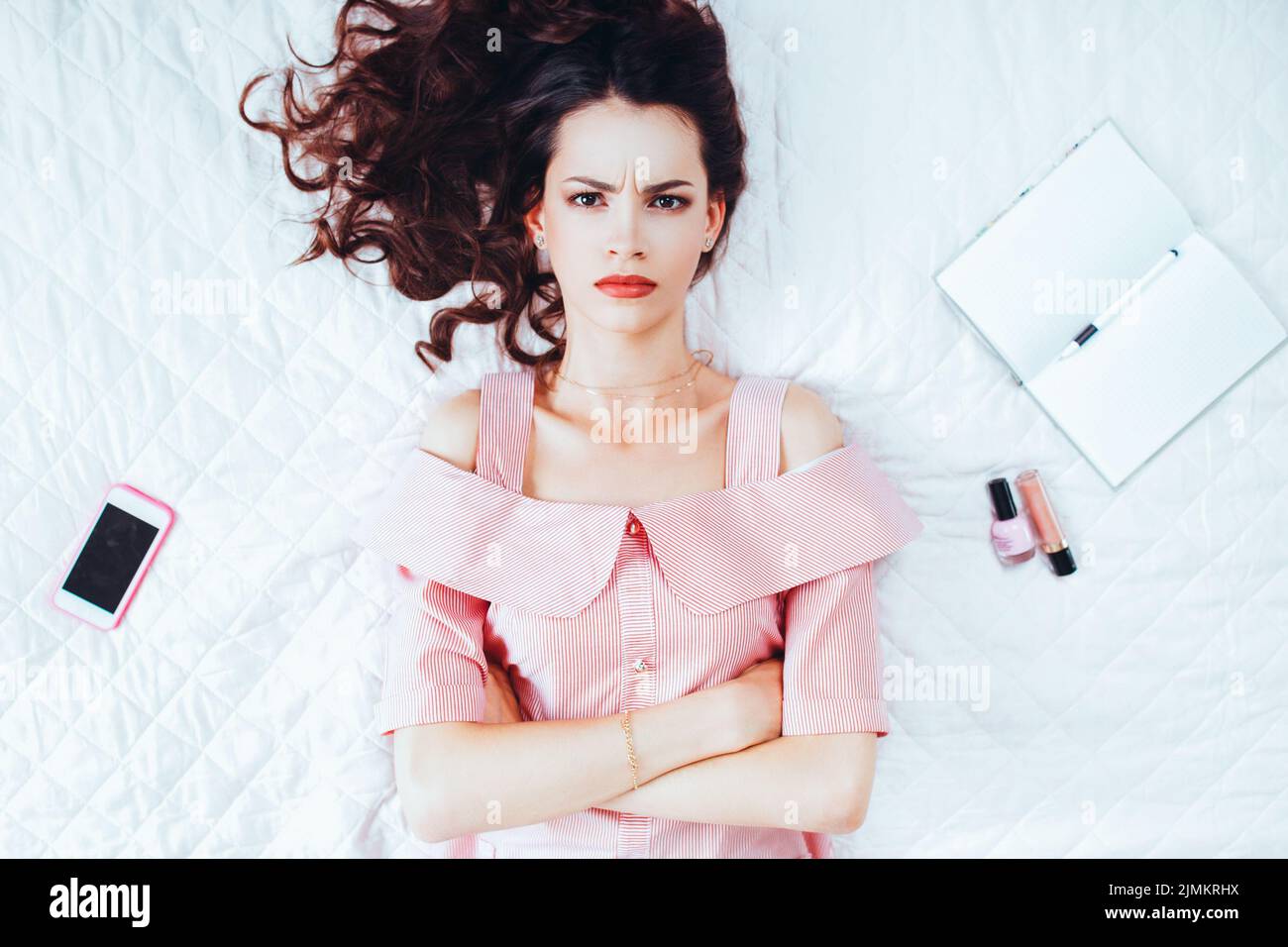 creatività ispirazione crisi grumpy infastidito donna Foto Stock