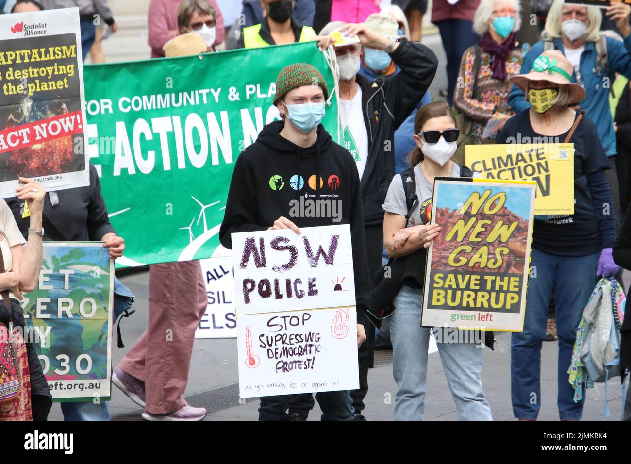 Sydney, Australia. 7th agosto 2022. I gruppi climatici hanno marciato dal municipio a Hyde Park North per chiedere: - Nessun nuovo progetto di combustibili fossili, tra cui Kurri Kurri, Narrabri, Beetaloo e Burrup Hub - fermare le società di energia profitto: 100% di energia rinnovabile di proprietà pubblica entro il 2030 - posti di lavoro sul clima e una transizione giusta ora - giustizia delle prime Nazioni: Fermare l'attacco di Santos al titolo nativo di Gomeroi - difendere il diritto di protesta: Fermare la repressione della polizia contro i manifestanti sul clima - proteggere gli ecosistemi e smettere di disboscare le foreste autoctone. Credit: Richard Milnes/Alamy Live News Foto Stock