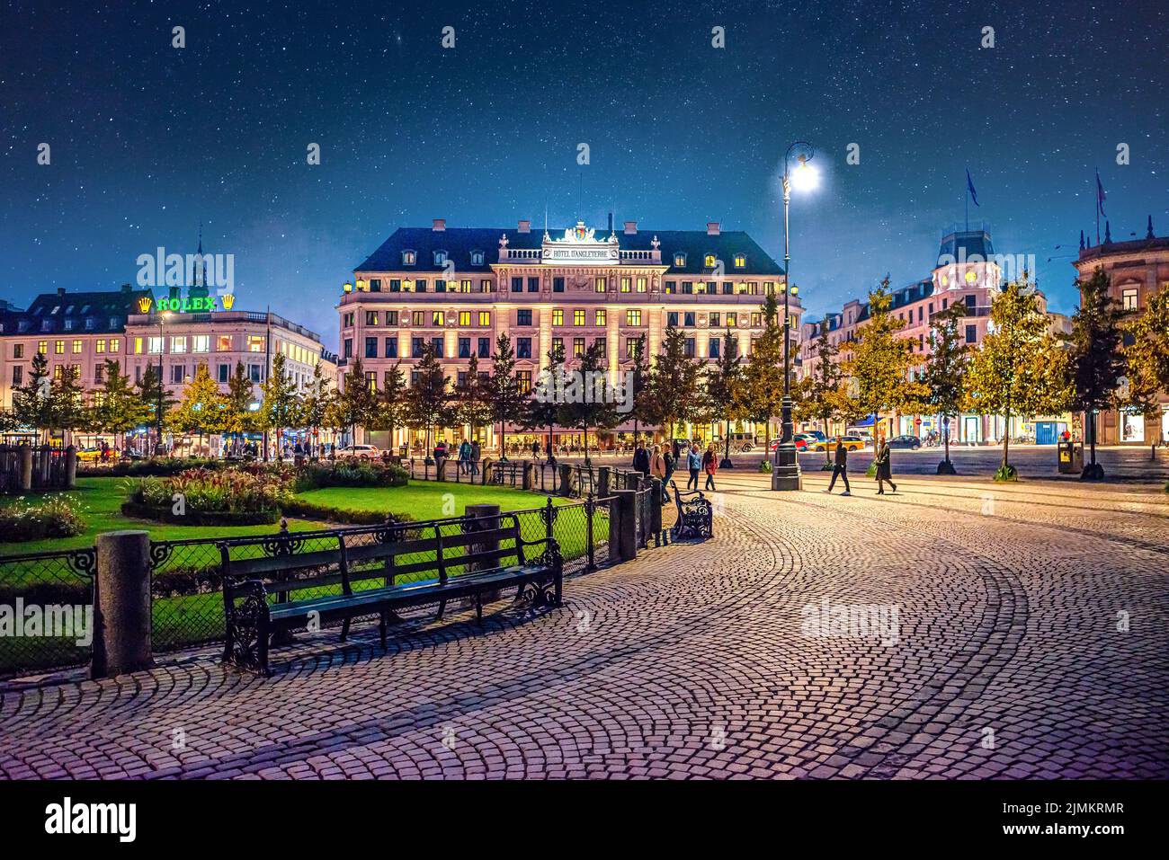 Vista notturna della piazza pubblica Kongens Nytorv e l'Hotel dAngleterre. Copenaghen, Danimarca Foto Stock