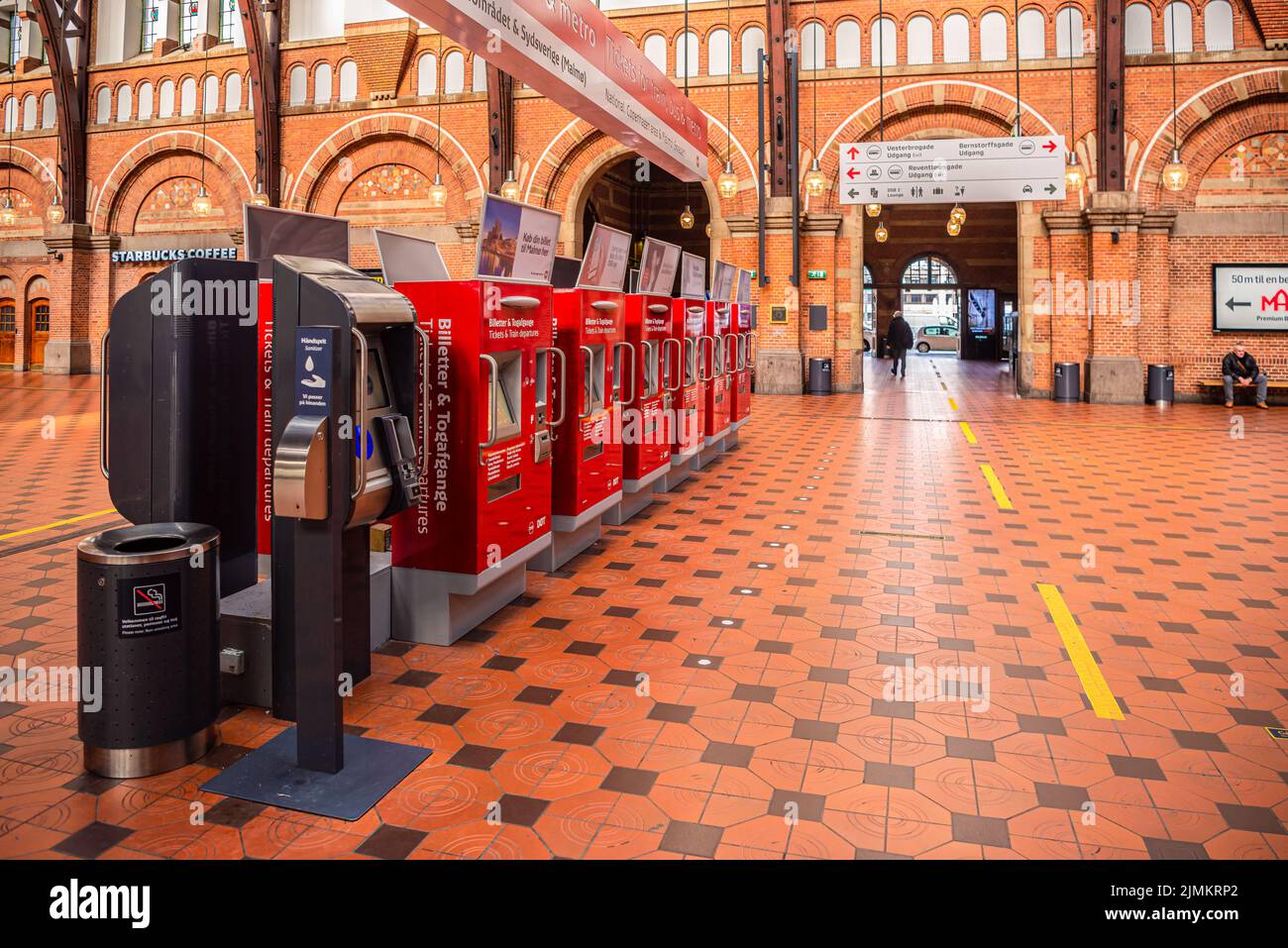 Distributori automatici rossi per l'acquisto di biglietti per treni e altri mezzi pubblici nella sala principale della ferrovia centrale di Copenaghen Foto Stock