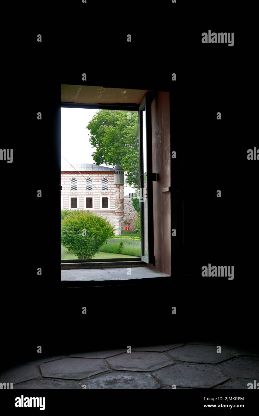 Palazzo Topkapi, Istanbul: Finestra in harem con vista sul giardino Foto Stock