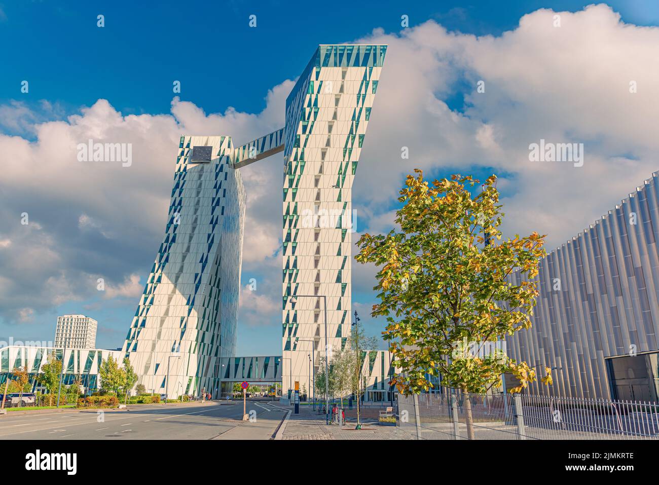 Due torri del moderno AC Hotel Bella Sky e del Centro Esposizioni e conferenze Bella nel quartiere Ã˜restad di Copenhagen, Denma Foto Stock
