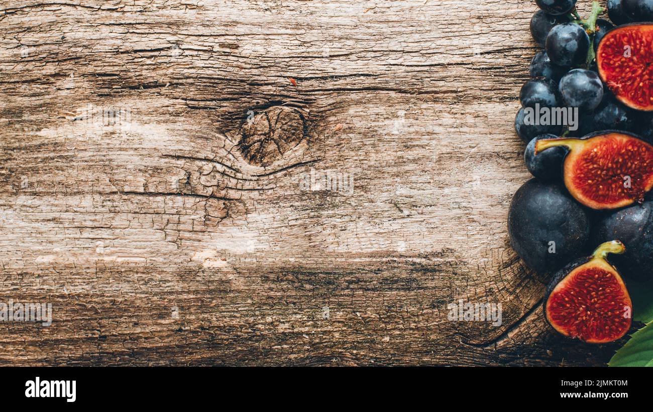 sfondo rustico frutta fresca autunno fico uva Foto Stock