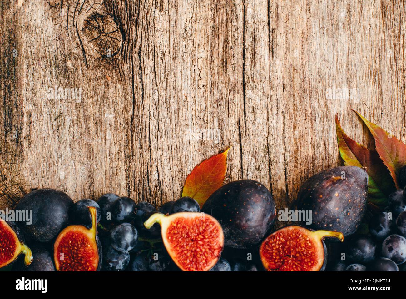 autunno raccolto caduta frutta assortimento fico uva susina Foto Stock