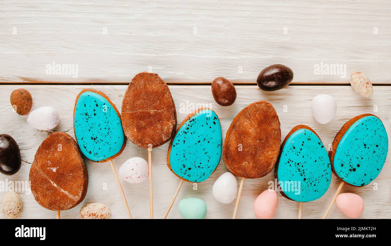 pasqua sfondo uovo a forma di torta papille caramelle Foto Stock