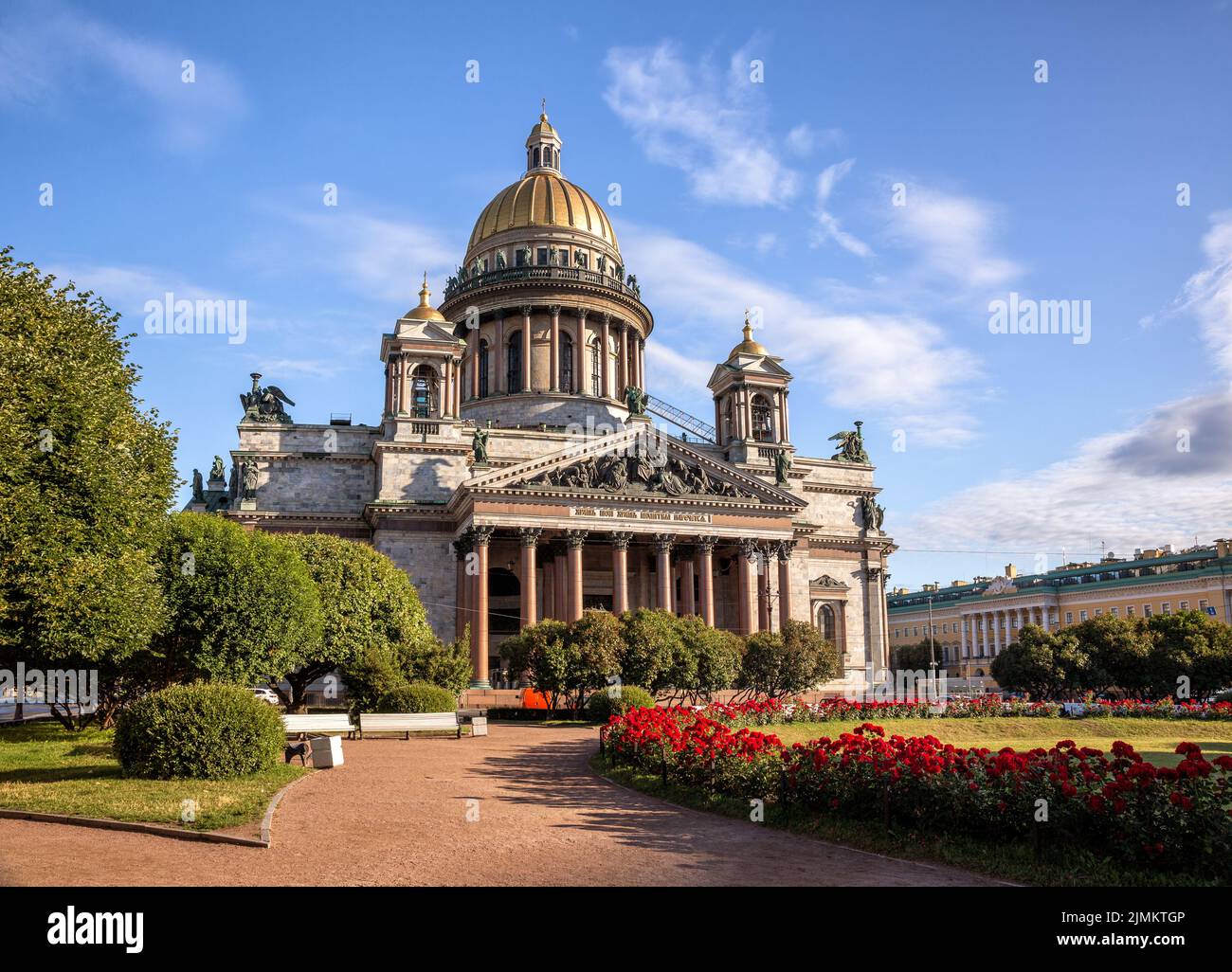 Cattedrale di San Isacco a San Pietroburgo. Piazza con fiori di fronte alla cattedrale Foto Stock