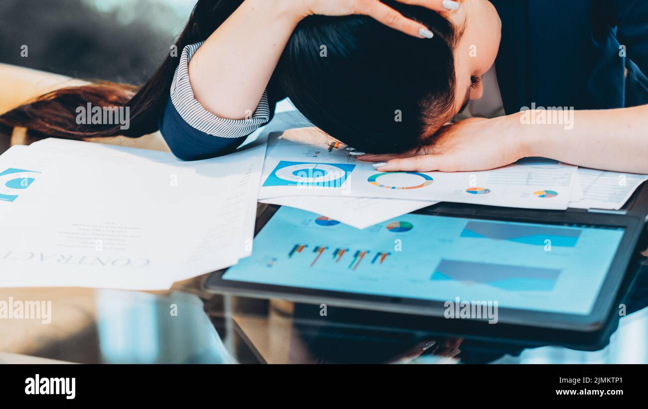 gestione inefficiente del tempo signora stanca di affari Foto Stock