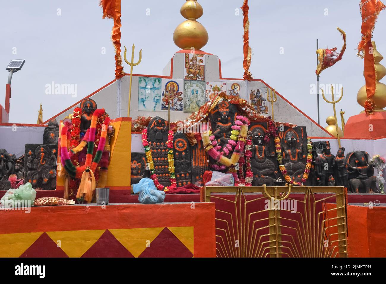 Mandi, Himachal Pradesh, India - 05 23 2022: Tempio senza tetto di Shikari Mata. Shikari Devi mandir che si trova nel Distretto Mandi, Himachal Pradesh Foto Stock