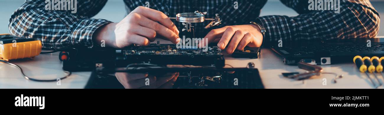 riparazione di componenti hardware manutenzione laptop Foto Stock