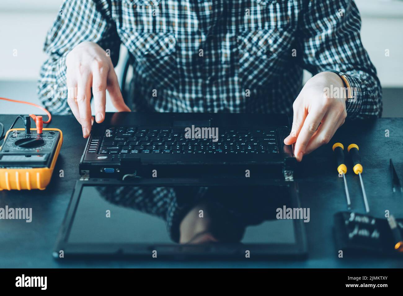 computer portatile per tecnici di manutenzione hardware del centro di riparazione Foto Stock