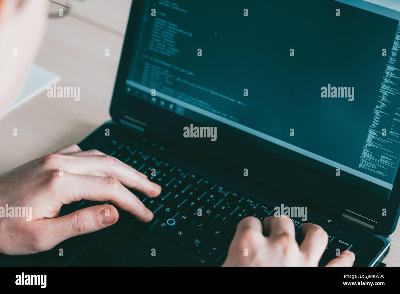 sviluppatore di software che scrive il codice laptop Foto Stock