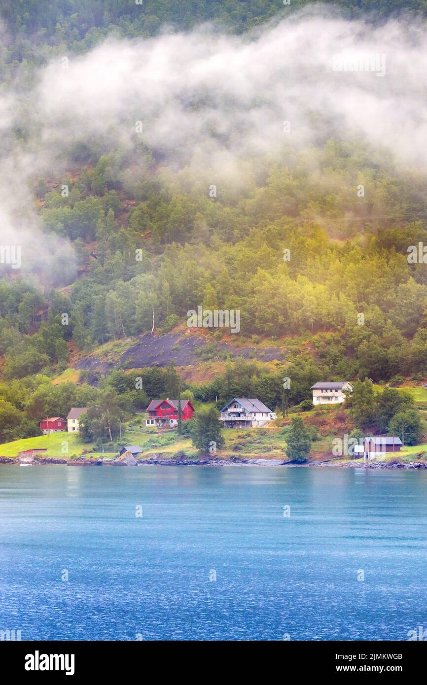 Norwegian vecchie case in legno e nebbia in estate, Norvegia Foto Stock