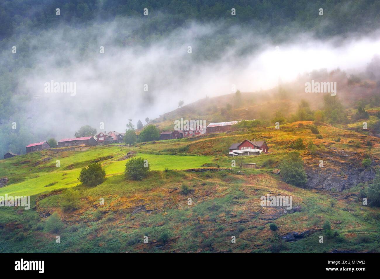 Tipiche case norvegesi in legno antico, villaggio di montagna e nebbia in estate, Norvegia Foto Stock
