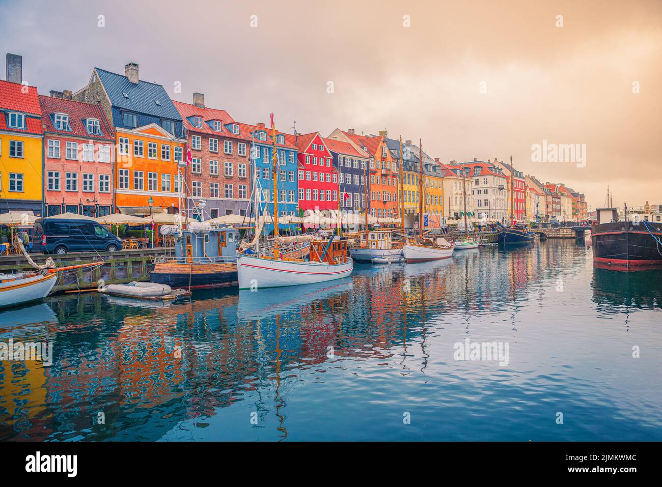 Il luogo più popolare della città il canale Nyhavn con un molo con molte barche, yacht e navi, situato vicino alla vecchia beautifu Foto Stock