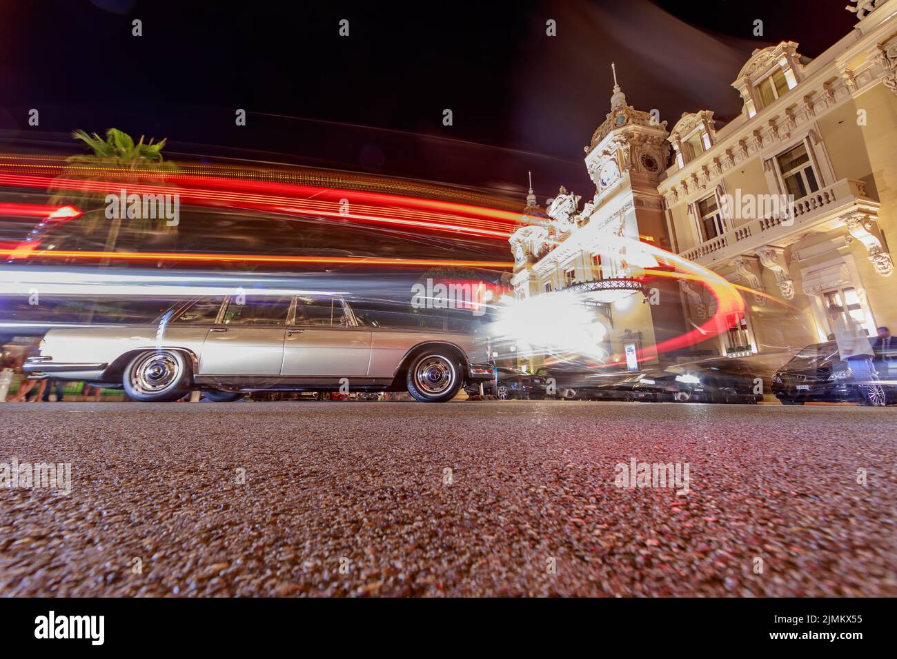 Monaco, Monte Carlo, 21 agosto 2019: Auto Mercedes Benz d'epoca vicino all'hotel Parigi e casinò di notte, luci di Place CAS Foto Stock