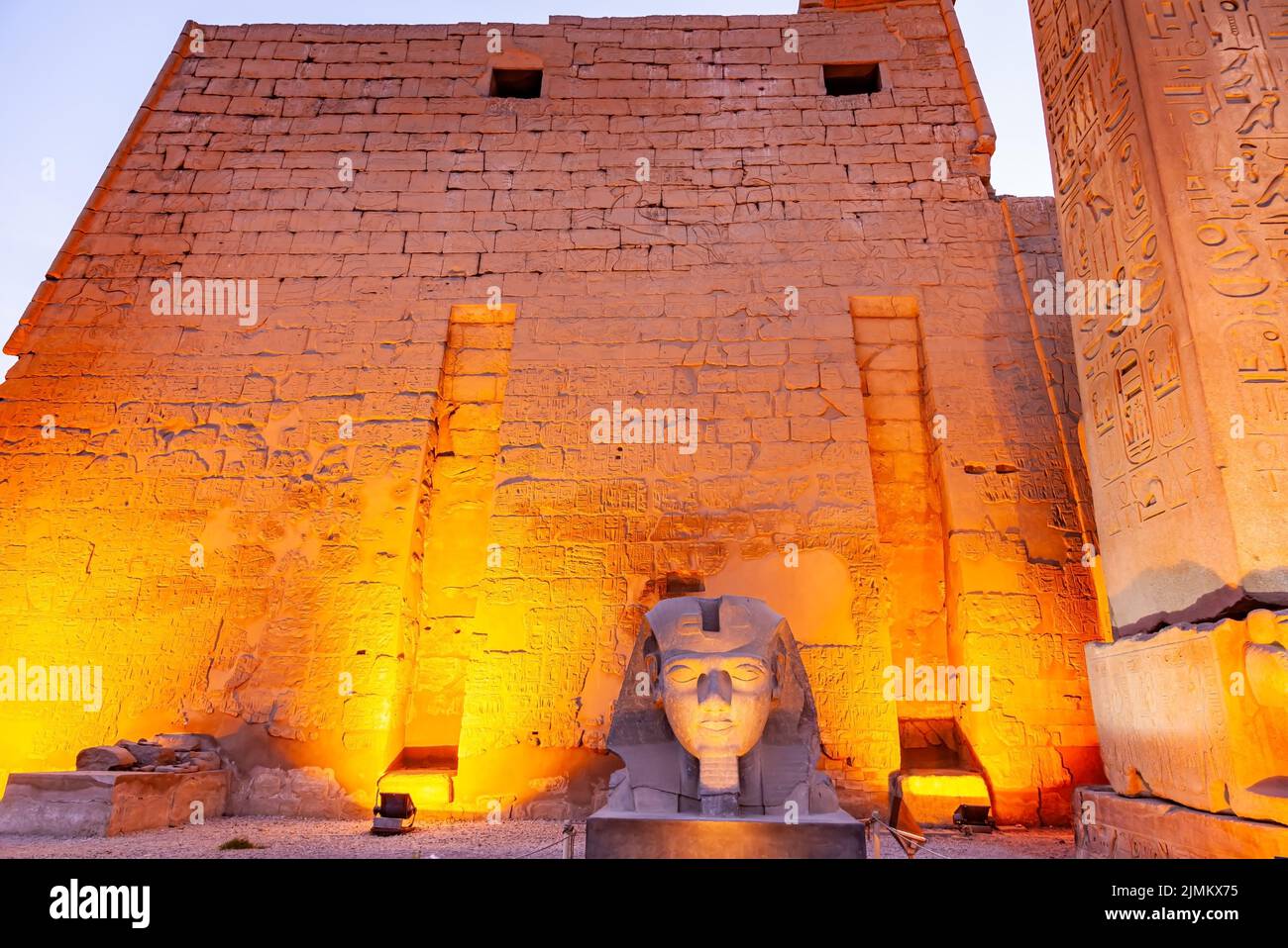 Scena notturna della testa del grande faraone Ramses II statua. Foto Stock
