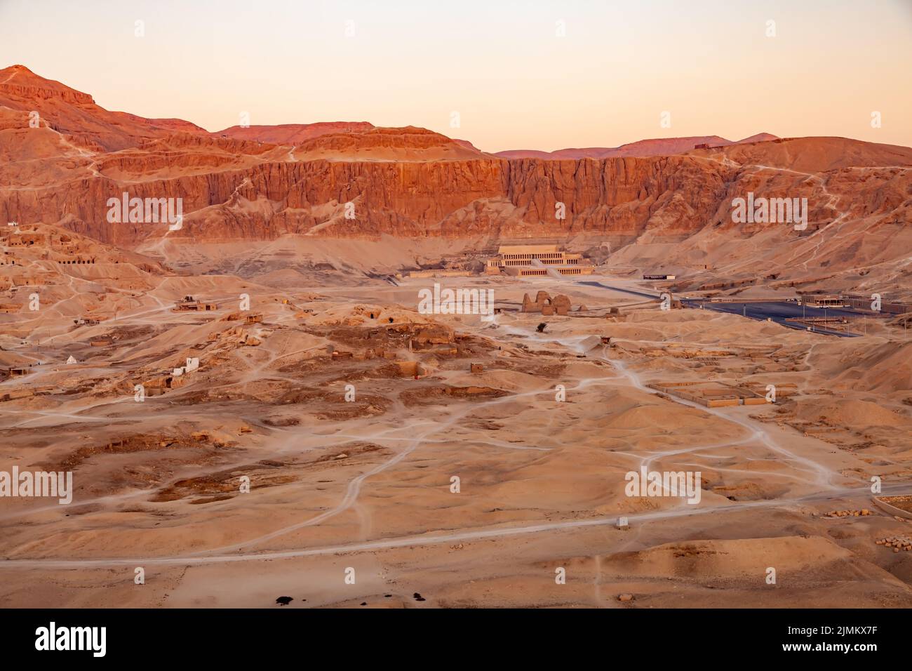 Veduta aerea del sito archeologico nella Valle dei Re con il tempio del faraone Hatshepsut. Foto Stock