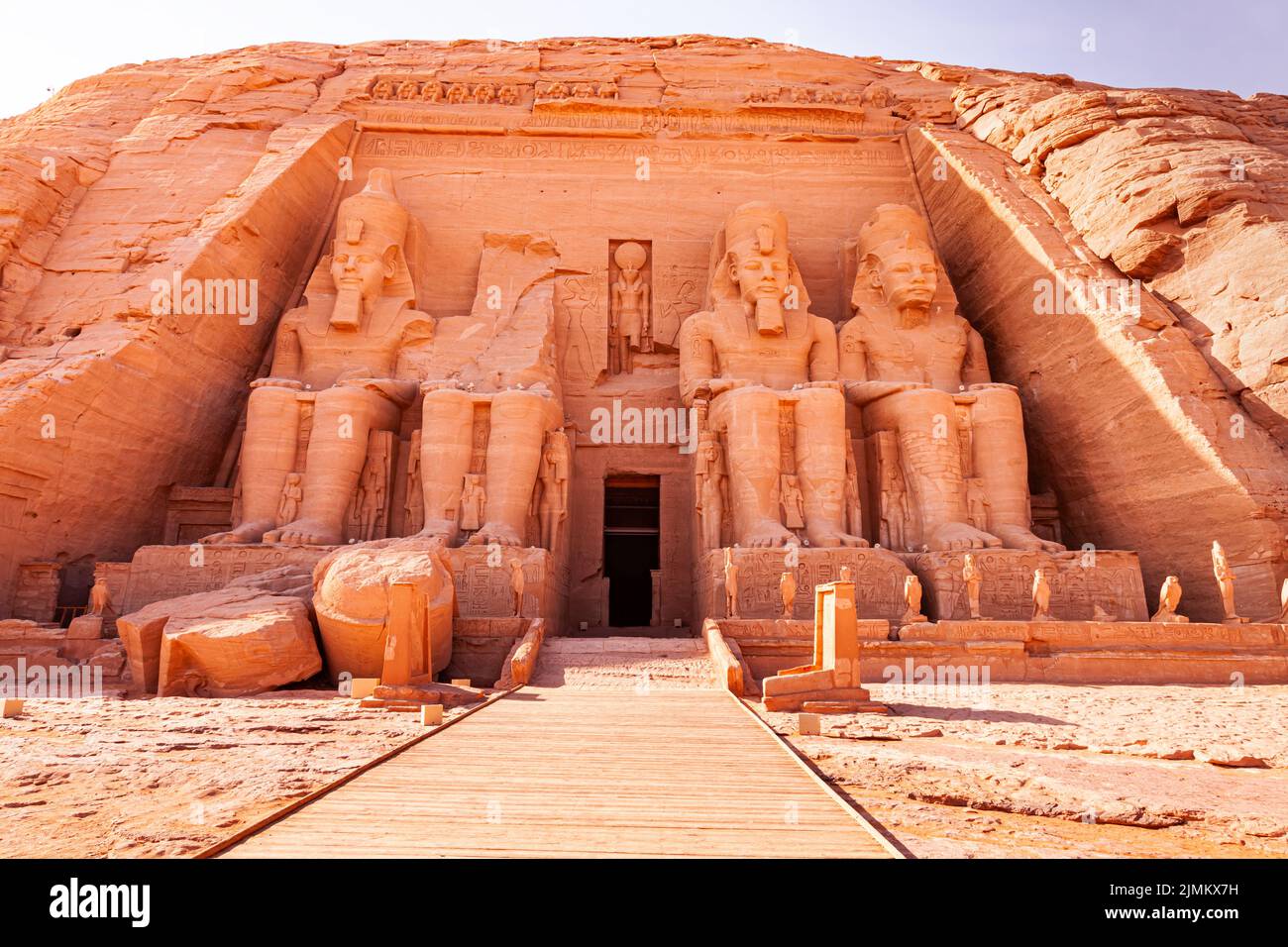 Statua di Ramses II seduto al Tempio di Ramses II Grande nel Villaggio di Abu Simbel. Foto Stock