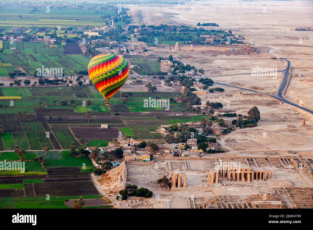 Vista aerea di una bella mongolfiera che sorvola le rovine Tempio del Ramesseum. Foto Stock